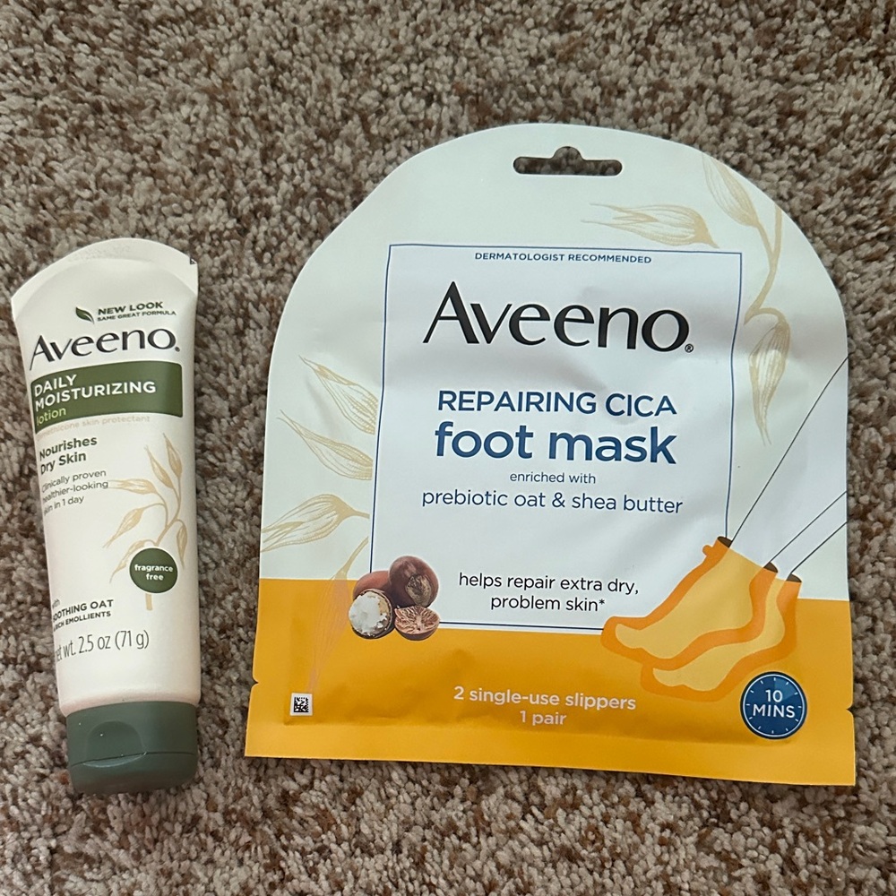 Aveeno Daily Moisturizing Lotion and Repairing CICA Foot Mask Set